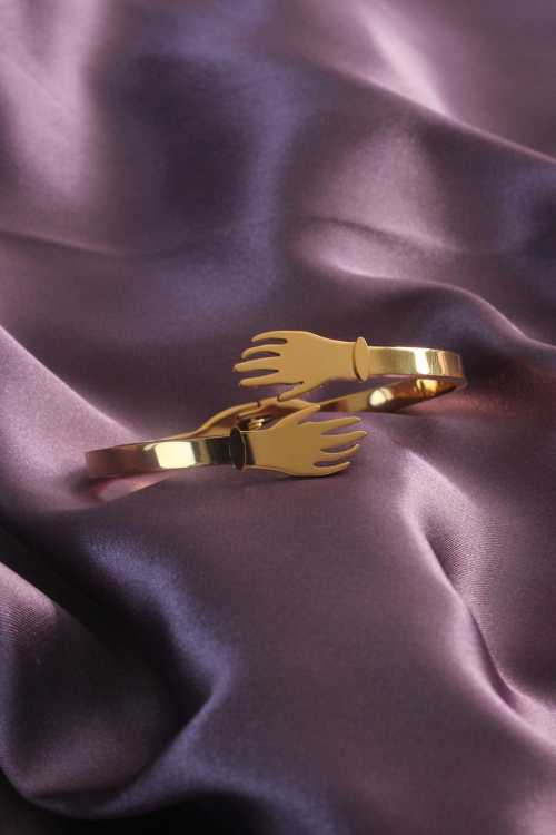 316L Çelik Gold Renk Sarılan Eller Model Kadın Kelepçe - 1